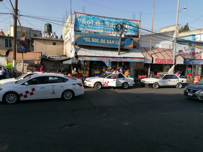 Taxis colectivos convierten pasos peatones en base