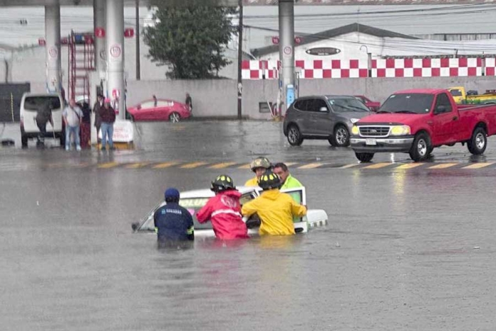 Flotan autos luego de tormenta en Valle de Toluca