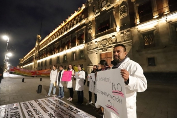 Médicos mexiquenses protestan en zócalo de CDMX por despidos