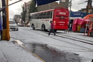 La caída de lluvia y granizo ocasionan inundaciones en carreteras del Edoméx