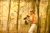 Mujer se arriesga para salvar a koala de incendio