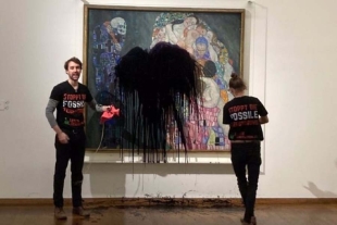 Activistas climáticos ahora lanzan líquido negro a un cuadro de Klimt en Viena