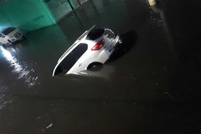 Los habitantes también señalaron que los cárcamos de alivio construidos el año pasado para desalojar el agua acumulada no funcionaron durante la lluvia.