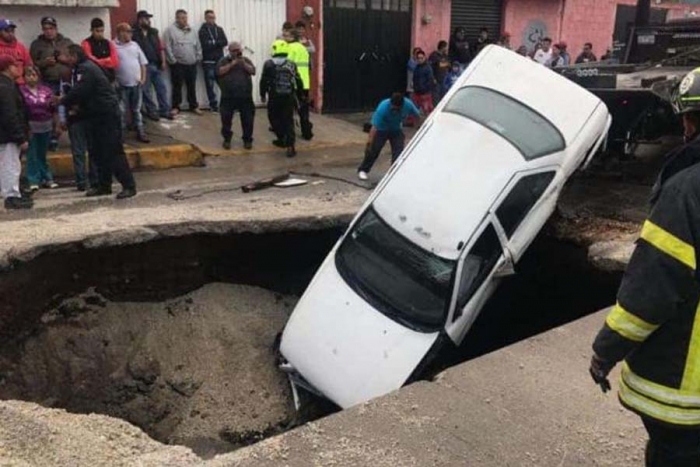 Socavones complican tránsito en calles de Ecatepec