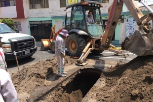 Pequeño socavón altera a vecinos de la Morelos