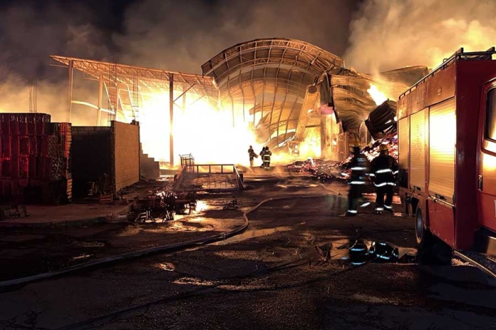 Se incendia bodega de cajas de madera en la Central de Abastos de Toluca