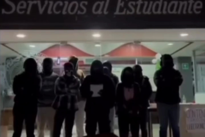 El alumnado exige la renuncia del director, Juan Carlos Montes de Oca López