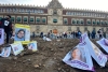 Llevan fosas clandestinas a Palacio Nacional para protestar por desaparecidos
