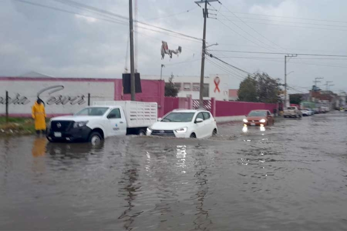 Intensa lluvia deja severos encharcamientos en Toluca