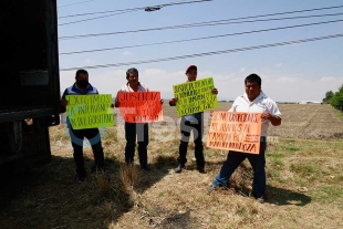 Transportistas bloquean la autopista Toluca-Atlacomulco cansados de de supuestos actos de extorsión