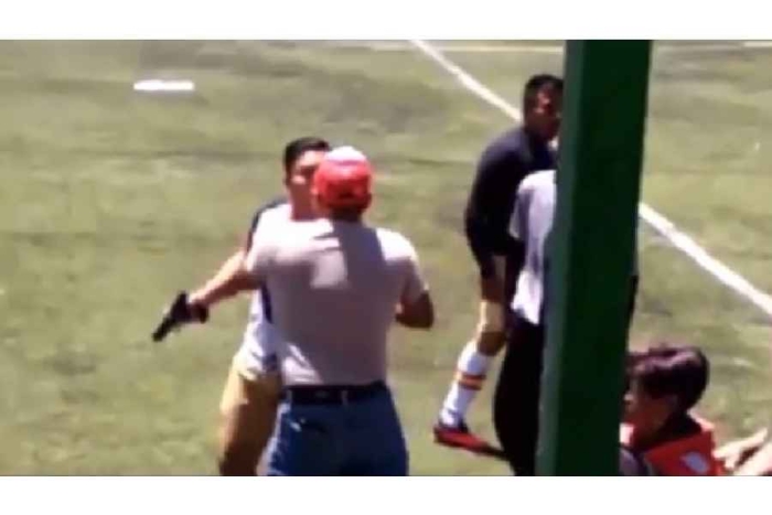 Graban a sujeto armado en partido de fútbol en Santa Ana Tlapaltitlán