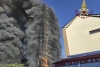Incendio devora un edificio de 20 pisos en Milán