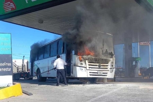 Autobús arde en llamas en Almoloya de Juárez