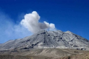 Perú declara emergencia en zona cercana al volcán Ubinas