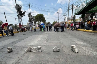 Vecinos de San Mateo Otzacatipan bloquean la López Portillo por falta de agua