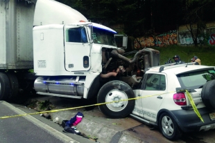 Trailer se impacta de frente con automóvil en El Zarco; muere un hombre