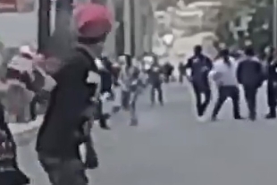 A través de un vídeo difundido por redes sociales, se puede ver el momento en el que sujetos armados disparan en varias ocasiones