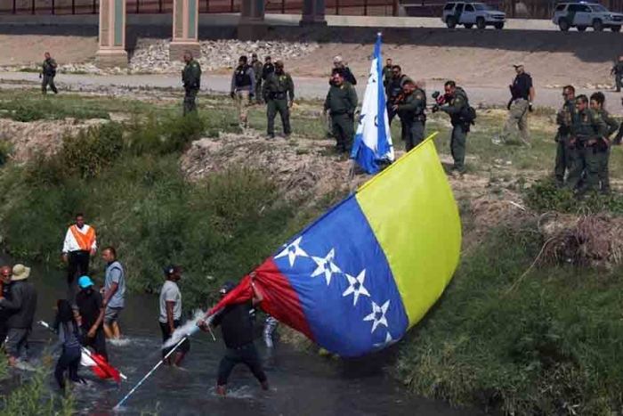 Policías fronterizos dispersan protesta de migrantes venezolanos con balas de goma en Río Bravo
