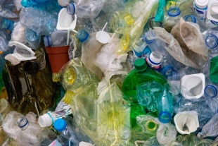El proceso, detallan, comienza con el reciclaje químico del PET