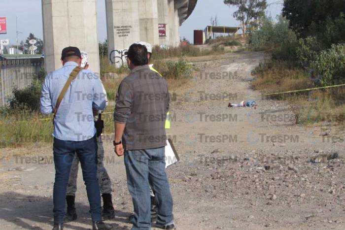 Abandonan cadáver de mujer junto a la carretera México-Toluca.