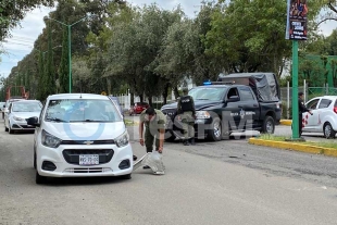 Tras perseguir a un delincuente policías municipales de Toluca chocan contra autos