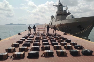 Elementos de la Armada de México aseguraron 1.3 toneladas de presunta cocaína frente a costas de Guerrero.