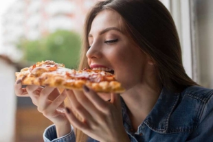 ¿Comer antes de dormir es malo? Descubre si afecta tu sueño y peso