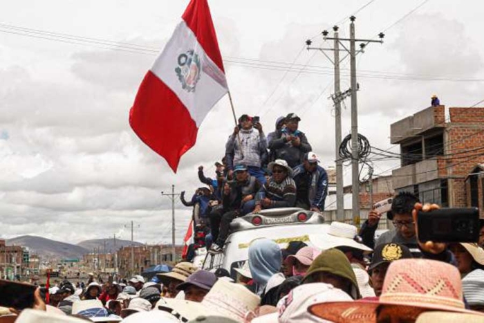 Manifestantes intentan tomar el aeropuerto de Arequipa en Perú