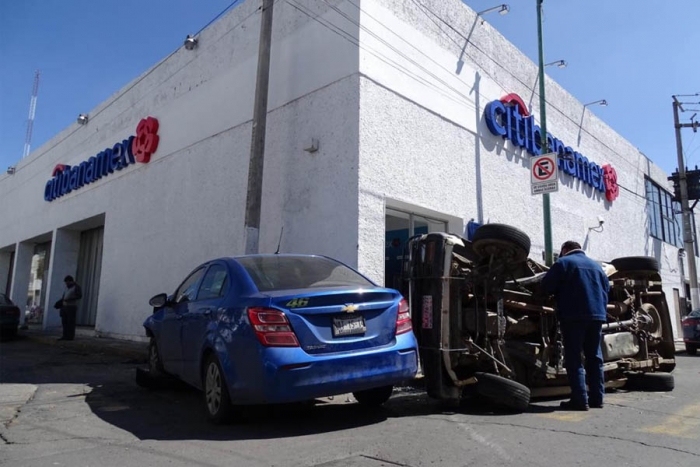 Una persona prensada en accidente vehicular en Toluca