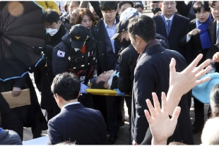 Apuñado en el cuello principal líder opositor surcoreano