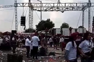 En tanto en otro municipio mexiquense, los fuertes vientos también derribaron la lona en un evento político. 