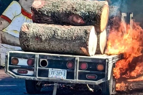 Habitantes de Xonacatlán incendian camioneta de presuntos talamontes