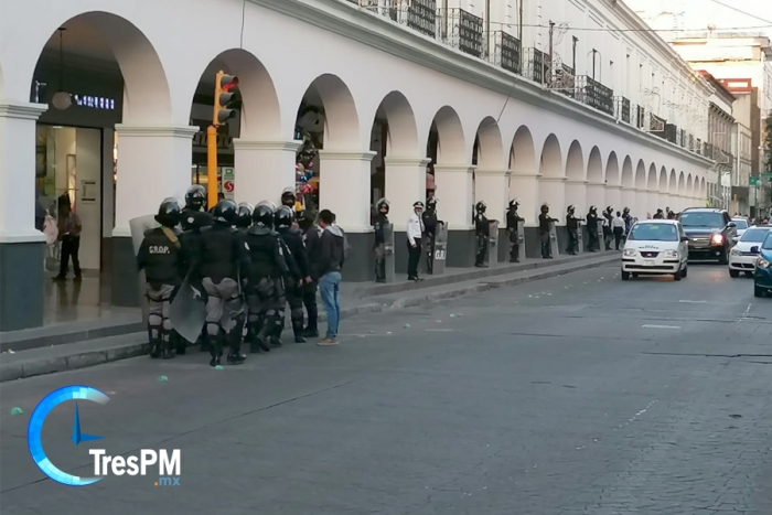 Evitan instalación de comerciantes con operativo policiaco en el centro de Toluca