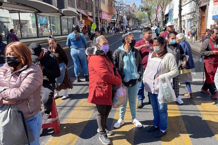 Comerciantes semi fijos cierran Lerdo por operáticos del ayuntamiento de Toluca para su retiro