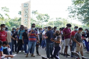 Vacunan contra Covid-19 a migrantes hondureños, en Chiapas