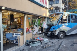 Autobuses echaban carreritas y uno termina impactado en una farmacia