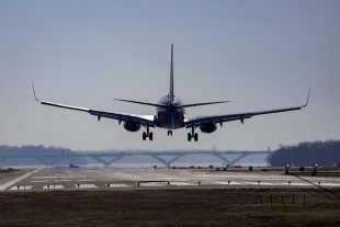 Reanudan algunos vuelos en EU tras falla; miles fueron afectados
