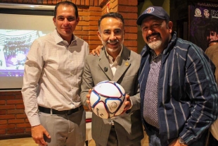 Durante la ceremonia de presentación, el presidente municipal Fernando Flores subrayó el compromiso de Contreras con el proyecto deportivo y social del club