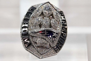 Le &quot;pegó&quot; la contingencia. Vende su anillo de Super Bowl