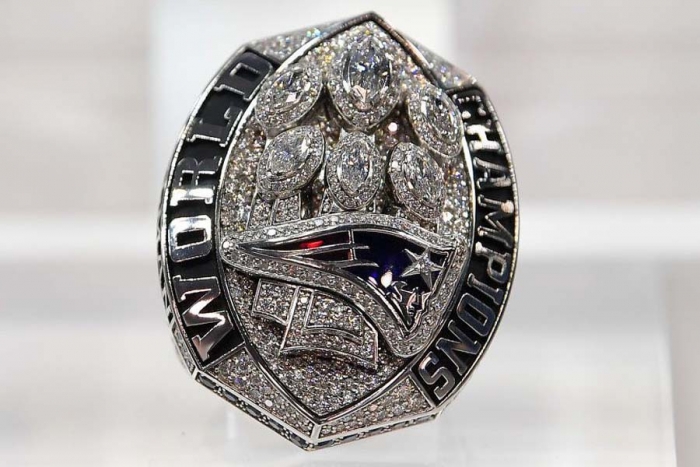 Le "pegó" la contingencia. Vende su anillo de Super Bowl