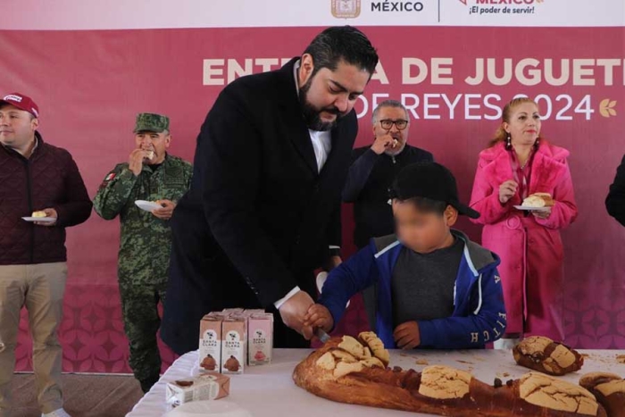 Funcionarios del Gobierno del Estado de México repartieron juguetes y partieron rosca de reyes con la población de Texcaltitlán