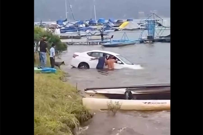 Con lazos y a fuerza de brazos, los lugareños lograron sacar la unidad del agua