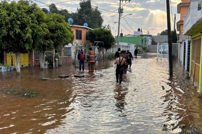 Fuga de agua provoca inundación y socavón en Ecatepec