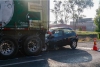 Muere conductor al impactar su vehículo contra un camión de cerveza