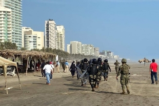 Retiran turistas de playas de Acapulco