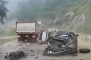 Rocas gigantes aplastan tres vehículos en una carretera; hay 2 muertos
