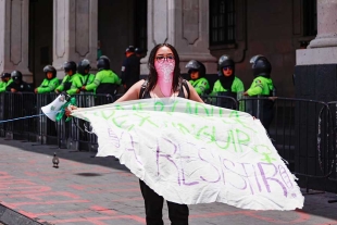 Durante las casi dos horas las manifestantes permanecieron frente a palacio de gobierno levantando la voz