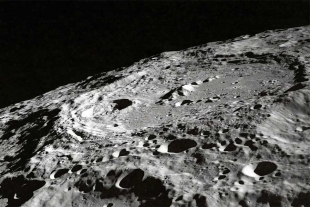 Hallan misteriosa roca radiactiva en cara oculta de la Luna