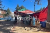 Puesto de comida deja sin banqueta a peatones