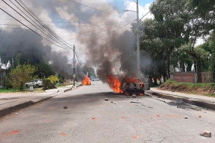 Intento de linchamiento termina con quema de vehículos en Otzolotepec